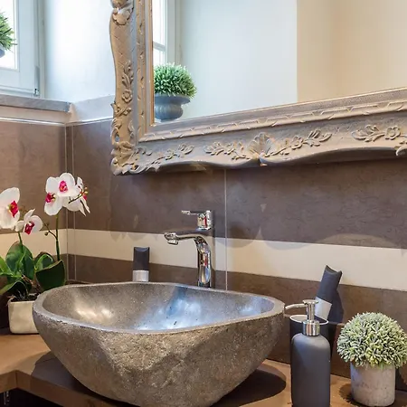 Historical Gem In The Heart Of Apartman